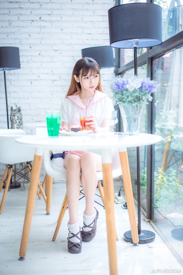 那段岁月，无论从何种角度读你，你都完美无缺，你所缺少的部分，也早已被我用想象的画笔填满。